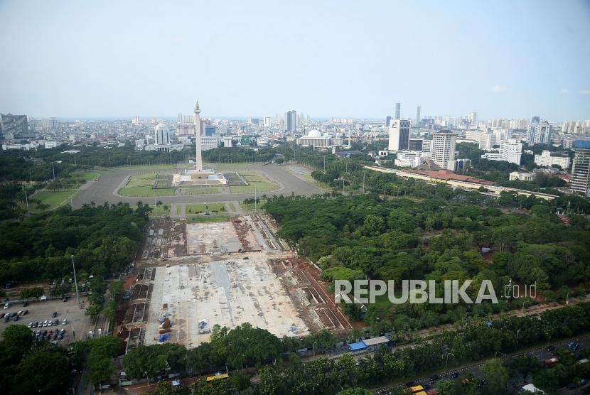 Suasana pembangunan Plaza Selatan Monumen Nasional (Monas) di Jakarta, Senin (20/1).