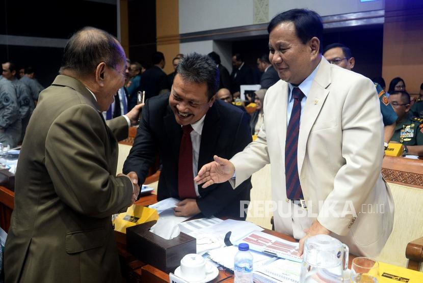 Menteri Pertahanan Prabowo Subianto (kanan) bersama Wamenhan Sakti Wahyu Trenggono (dua kiri) berbincang dengan anggota DPR usai mengikuti rapat kerja bersama Komisi I DPR di Kompleks Parlemen Senayan, Jakarta, Senin (20/1).