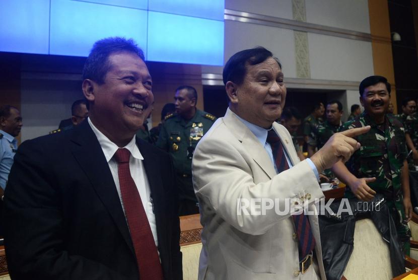 Menteri Pertahanan Prabowo Subianto (tengah) berbincang bersama Wamenhan Sakti Wahyu Trenggono (kiri) 