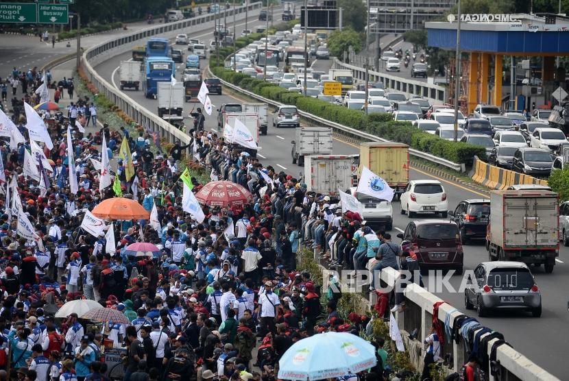 Buruh menggelar aksi unjuk rasa menentang omnibus law cipta lapangan kerja di depan Gedung DPR/MPR, Senayan, Jakarta, Senin (20/1).