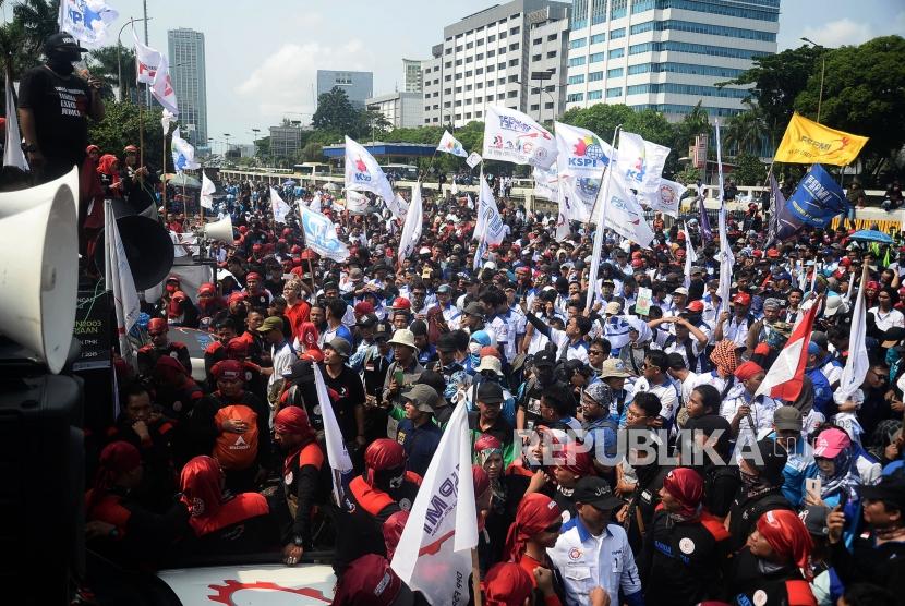 Buruh menggelar aksi unjuk rasa menentang omnibus law cipta lapangan kerja di depan Gedung DPR/MPR, Senayan, Jakarta, Senin (20/1).