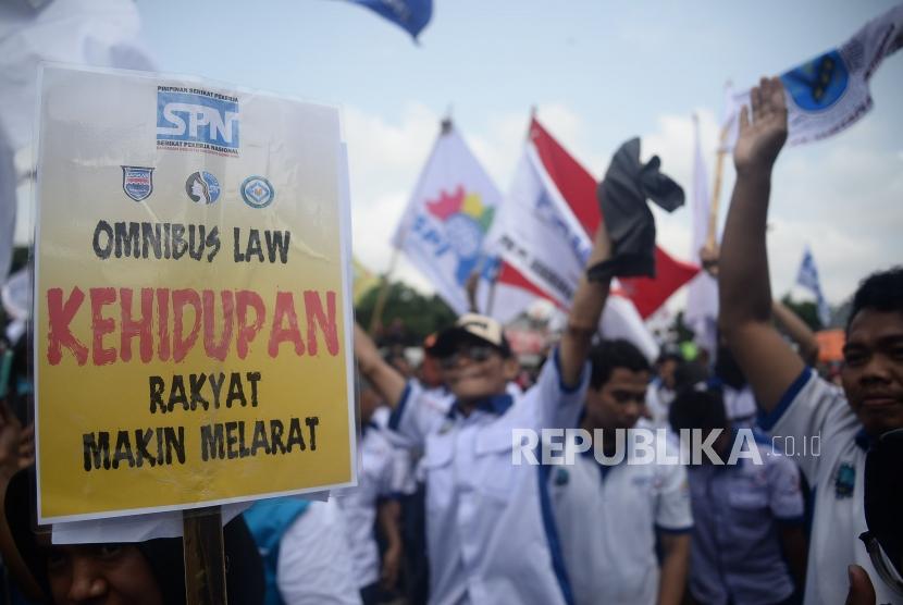 Buruh menggelar aksi unjuk rasa menentang omnibus law cipta lapangan kerja di depan Gedung DPR/MPR, Senayan, Jakarta, Senin (20/1).