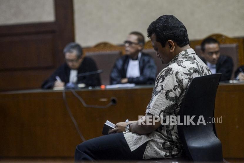 Terdakwa kasus suap jual beli jabatan di lingkungan Kementerian Agama Romahurmuziy saat menjalani sidang putusan di Pengadilan Tipikor, Jakarta, Senin (20/1).