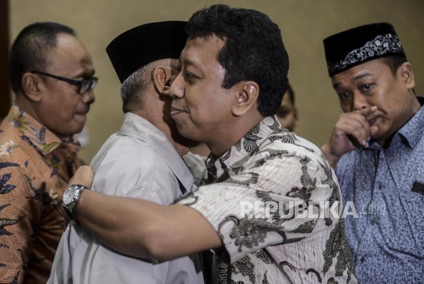 Terdakwa kasus suap jual beli jabatan di lingkungan Kementerian Agama Romahurmuziy berpelukan dengan kerabatnya sebelum menjalani sidang putusan di Pengadilan Tipikor, Jakarta, Senin (20/1).