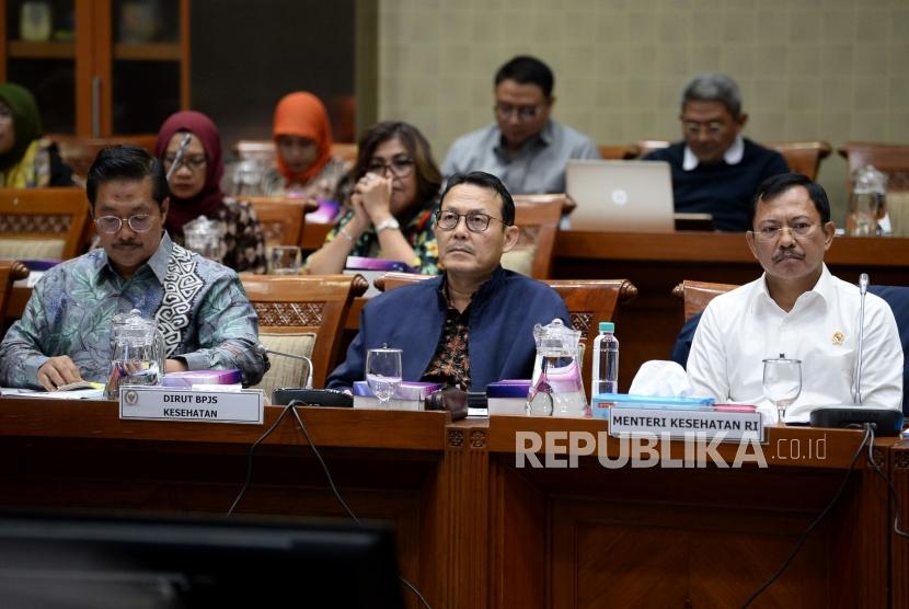 Menteri Kesehatan Terawan Agus Putranto (kanan) bersama dan Dirut BPJS Kesehatan Fahmi Idris (tengah) mengikuti rapat kerja dengan Komisi IX DPR di Kompleks Parlemen Senayan, Jakarta, Senin (20/1).