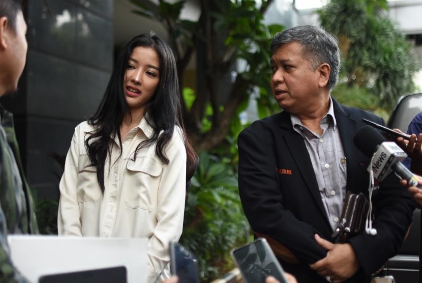 Pramugari Garuda Indonesia Siwi Widi (kiri) didampingi kuasa hukumnya memberikan keterangan kepada wartawan usai menjalani pemeriksaan di Polda Metro Jaya, Jakarta, Senin (20/1). (ilustrasi)