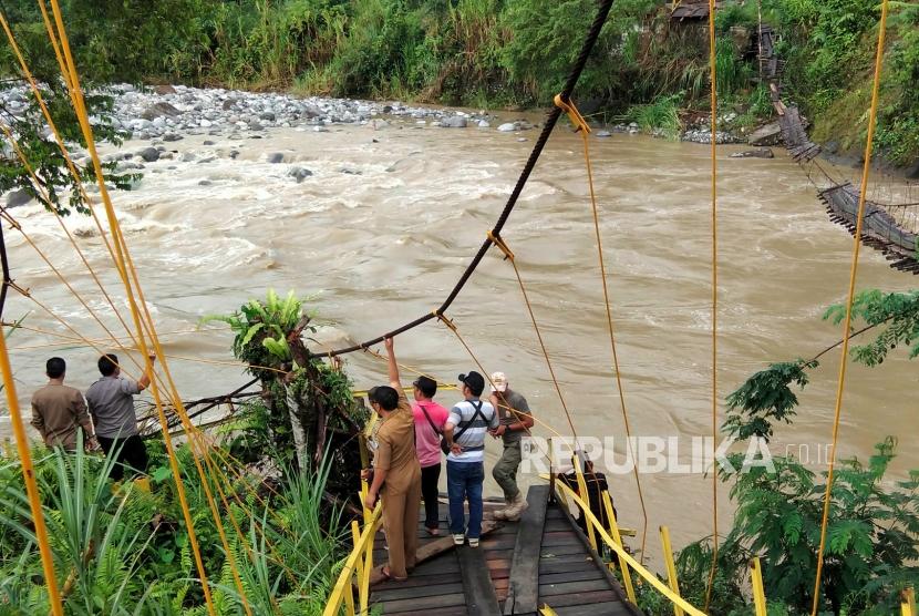 Warga bersama tim gabungan mencari korban jembatan putus di Desa Bungin Tambun III, Kecamatan Padang Guci Hulu, Kabupaten Kaur, Bengkulu, Senin (20/1).