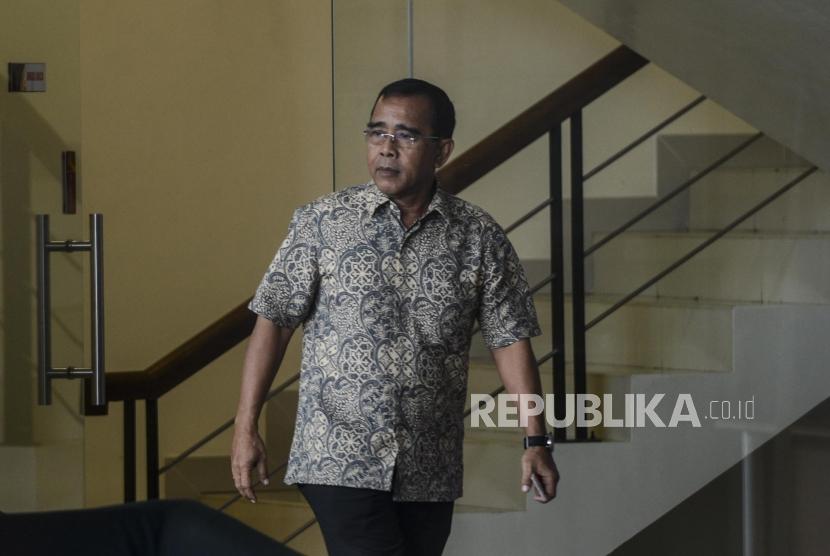 Mantan Ketua KONI Tono Suratman meninggalkan Gedung KPK usai menjalani pemeriksaan di Jakarta, Selasa (21/1).