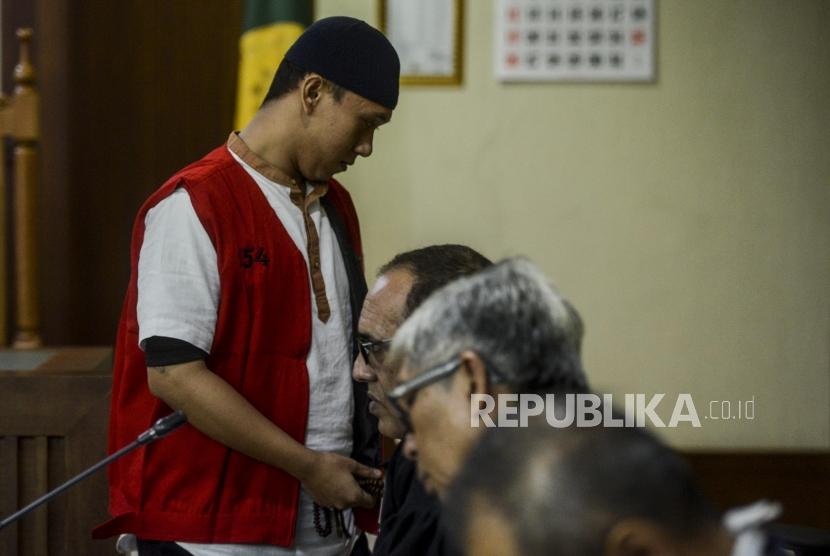 Terdakwa kasus pengancam penggal kepala Presiden Joko Widodo, Hermawan Susanto bersiap menjalani sidang di Pengadilan Negeri Jakarta Pusat, Jakarta, Selasa (21/1).