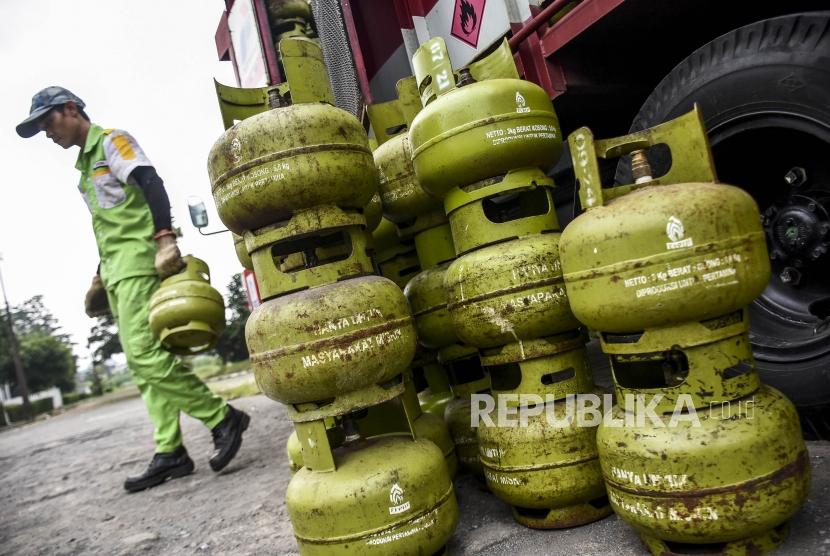 Petugas melakukan bongkar muat tabung gas LPG 3 kg di salah satu agen LPG di Jalan Samoja, Kota Bandung, Selasa (21/1).