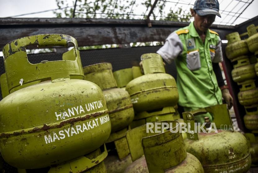 Petugas melakukan bongkar muat tabung gas LPG 3 kg di salah satu agen LPG di Jalan Samoja, Kota Bandung, Selasa (21/1).