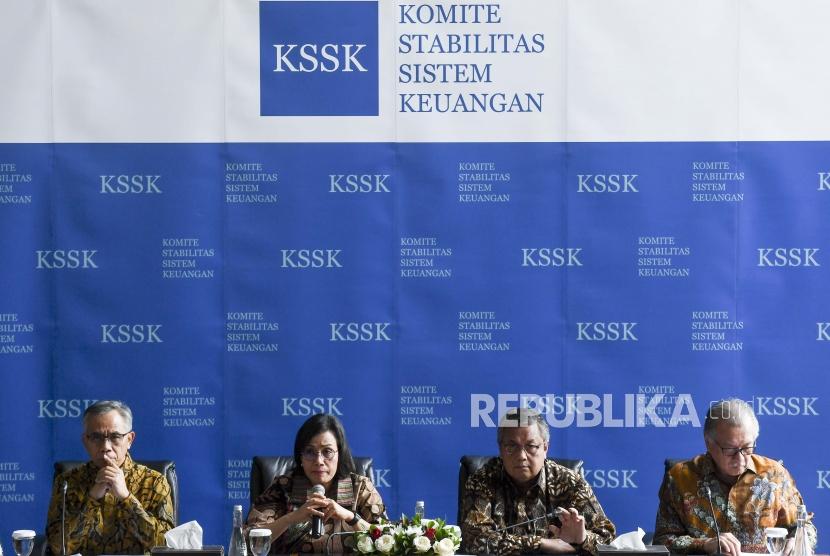 Menteri Keuangan Sri Mulyani Indrawati (kedua kiri) didampingi Gubernur Bank Indonesia (BI) Perry Warjiyo (kedua kanan), Ketua Dewan Komisioner Otoritas Jasa Keuangan (OJK) Wimboh Santoso (kiri) dan Ketua Dewan Komisioner Lembaga Penjamin Simpanan (LPS) Halim Alamsyah (kanan) menyampaikan keterangan pers seusai menggelar rapat Komite Stabilitas Sistem Keuangan (KSSK) di Kementerian Keuangan, Jakarta, Rabu (22/1/2020).