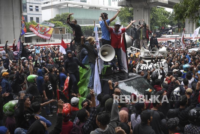 Warga Tanjung Priok melakukan aksi di depan gedung Kemenkumham, Jakarta, Rabu (22/1/2020).