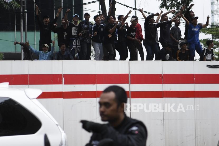 Warga Tanjung Priok melakukan aksi di depan gedung Kemenkumham, Jakarta, Rabu (22/1/2020).