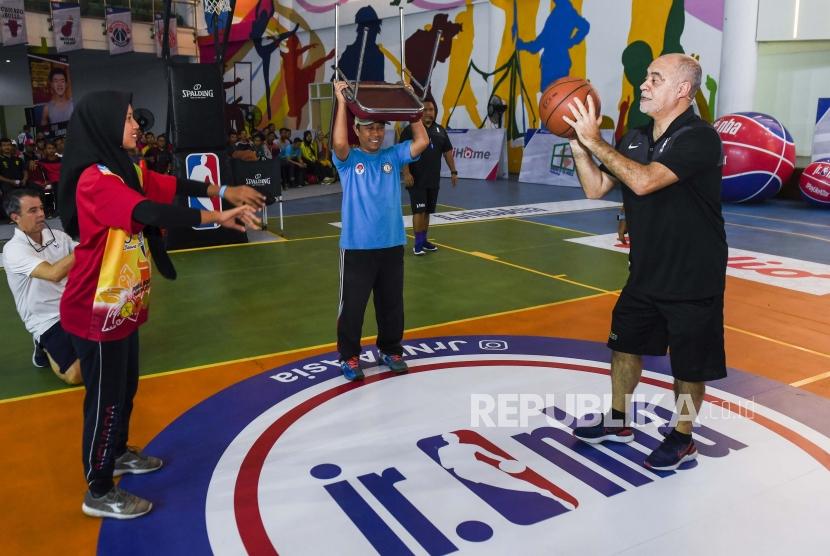 Seorang guru olahraga berlatih melempar bola dengan Jr. NBA Head Coach Carlos Barocca (kanan) saat pelatihan dan pendidikan bola basket di GOR Arcamanik, Bandung, Jawa Barat, Rabu (22/1/2020).