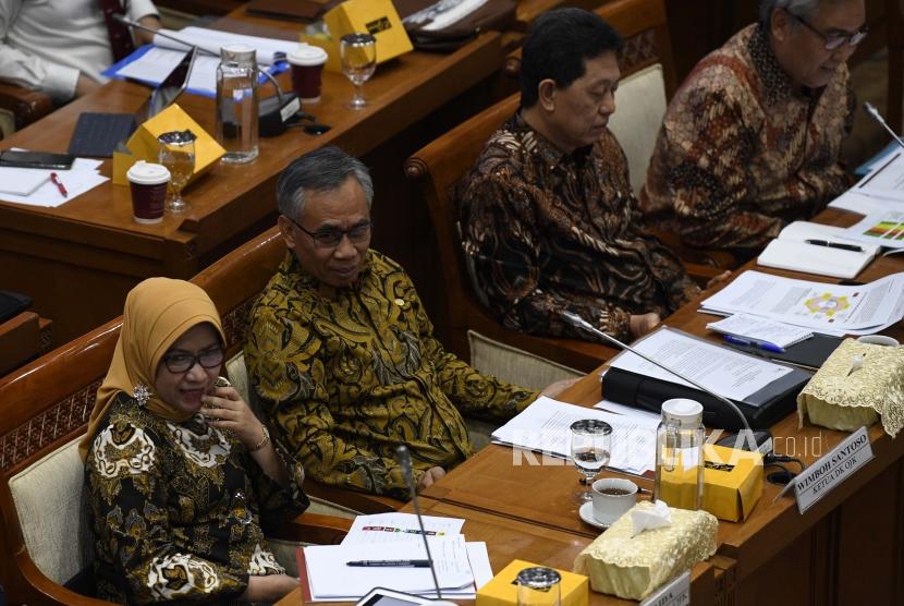 Ketua Dewan Komisioner Otoritas Jasa Keuangan Wimboh Santoso (kedua kiri) bersama anggota Nurhaida (kiri), Heru Kristiyana (kedua kanan) dan Riswinandi (kanan) mengikuti rapat kerja dengan Komisi XI DPR tentang kinerja pengawasan terhadap industri jasa keuangan di Kompleks Parlemen Senayan, Jakarta, Rabu (22/1/2020).