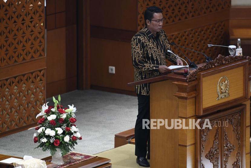 Ketua Badan Legislasi DPR Supratman Andi Agtas menyampaikan laporan dalam Rapat Paripurna keenam masa persidangan I Tahun 2019-2020 di Kompleks Parlemen Senayan, Jakarta, Rabu (22/1/2020).