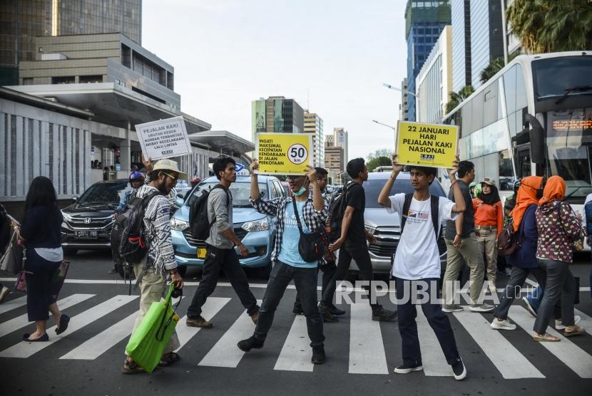 Sejumlah aktivis Koalisi Pejalan Kaki saat melakukan aksi di kawasan Bundaran HI, Jakarta, Rabu (22/1).