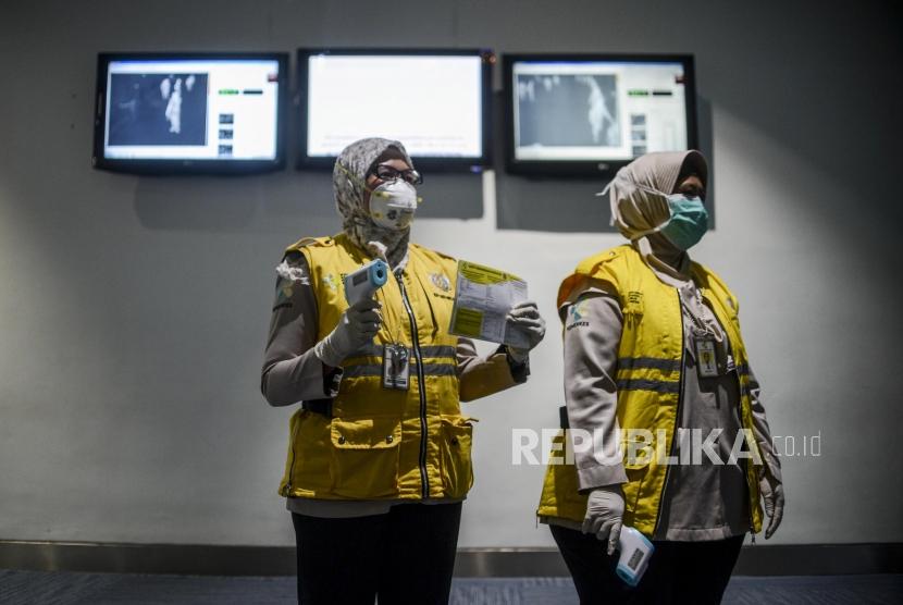 Petugas menunggu penumpang pesawat yang akan dideteksi suhu tubuh (thermal scanner) di Terminal 3 Bandara Soekarno Hatta, Tangerang, Banten, Rabu (22/1). Langkah antisipasi serupa juga diambil oleh bandara lain seperti Bandara Adi Soemarmo.