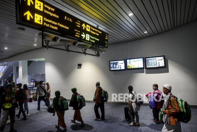 Penumpang melintasi kamera yang mendeteksi suhu tubuh (thermal scanner) di Terminal 3 Bandara Soekarno Hatta, Tangerang, Banten, Rabu (22/1).