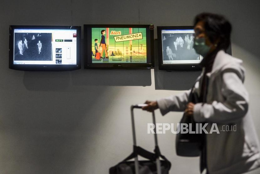AP II tingkatkan pengawasan bandara internasional guna mencegah virus korona. Penumpang melintasi monitor yang mendeteksi suhu tubuh (thermal scanner) di Terminal 3 Bandara Soekarno Hatta, Tangerang, Banten, Rabu (22/1).