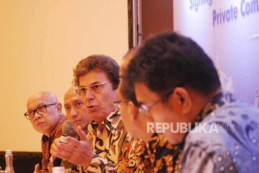 CEO dan Chairman The Sandi Group (TSG) Global Holdings (tengah) saat berbicara kepada media di Jakarta, Rabu (22/1).