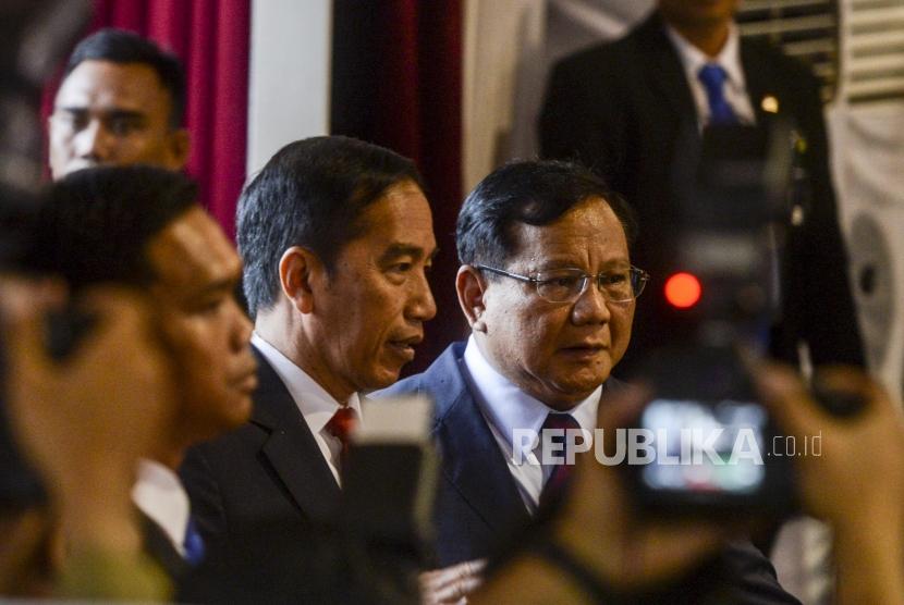 Presiden Joko Widodo dan Menteri Pertahanan Prabowo Subianto saat menghadiri rapat pimpinan Kementerian Pertahanan di Jakarta, Kamis (23/1).