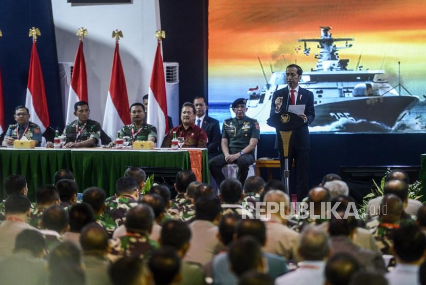 Presiden Joko Widodo memberikan pengarahan saat rapat pimpinan Kementerian Pertahanan di Jakarta, Kamis (23/1).