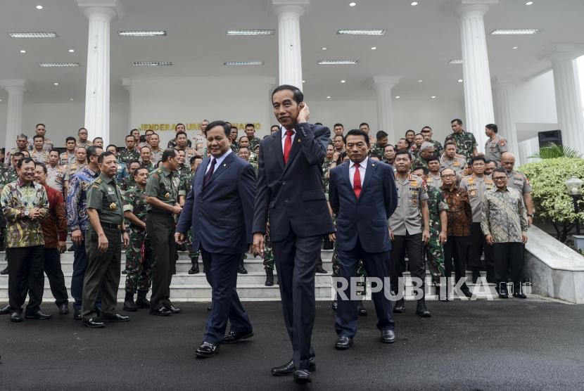 Presiden Joko Widodo bersama Menteri Pertahanan Prabowo Subianto dan Kepala Staf Kepresidenan Moeldoko usai menghadiri rapat pimpinan Kementerian Pertahanan di Jakarta, Kamis (23/1).