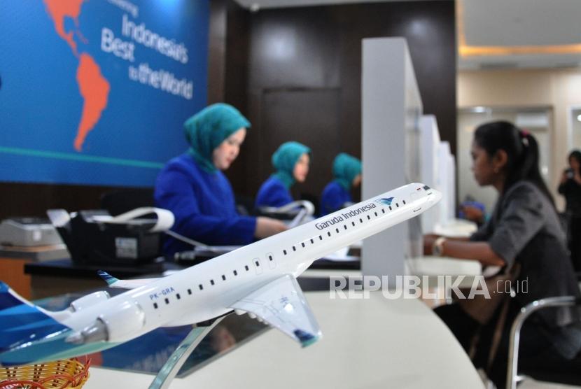 Petugas melayani pelanggan di kantor penjualan (sales office) Garuda Indonesia di Medan, Sumatera Utara, Kamis (23/1/2020). Pada 2019, Garuda Indonesia  mencatatkan laba bersih senilai 6,98 juta dolar AS atau setara Rp 113 miliar (kurs Rp 16.300 per dolar AS). 