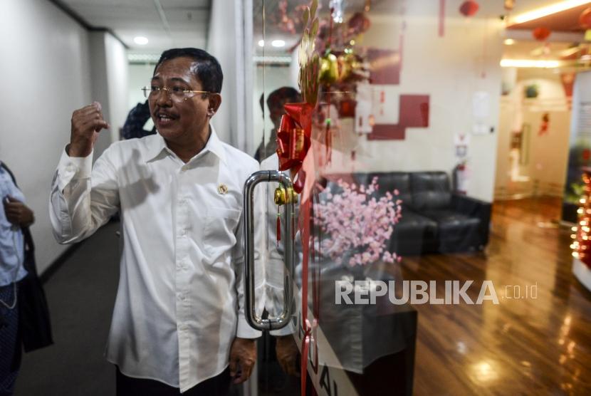 Menteri Kesehatan Terawan Agus Putranto saat mendatangi Kantor Huawei yang diduga menjadi lokasi kasus suspect virus Corona di Jakarta, Kamis (23/1).