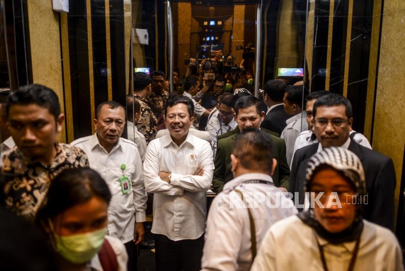 Menteri Kesehatan Terawan Agus Putranto saat mendatangi Kantor Huawei di Gedung BRI 2 yang diduga menjadi lokasi kasus suspect infeksi virus Corona di Jakarta, Kamis (23/1).