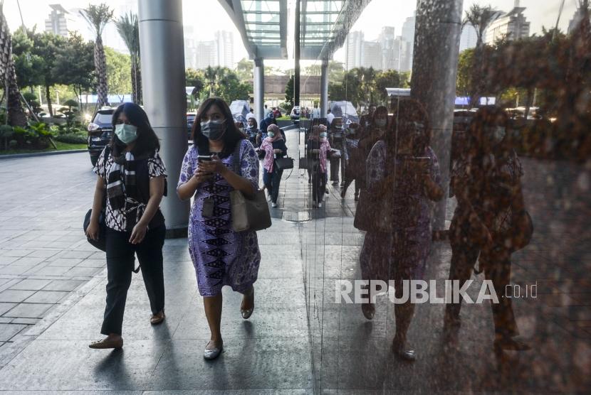 Sejumlah karyawan menggunakan masker saat beraktivitas di Gedung BRI 2, Sudirman, Jakarta, Kamis (23/1).