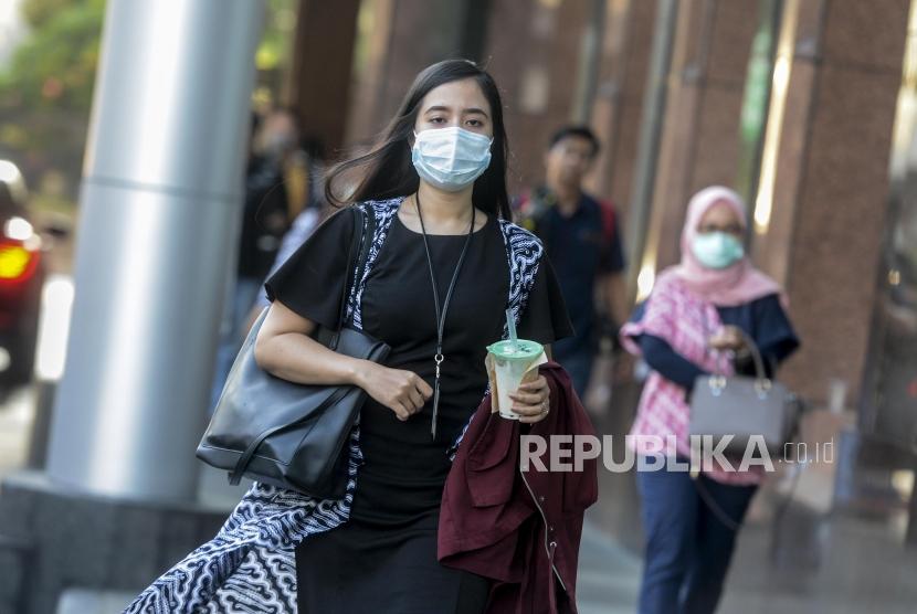 Warga yang berkantor di DKI Jakarta mengenakan masker. Orang-orang di Asia banyak yang mengenakan masker saat pandemi Covid-19.