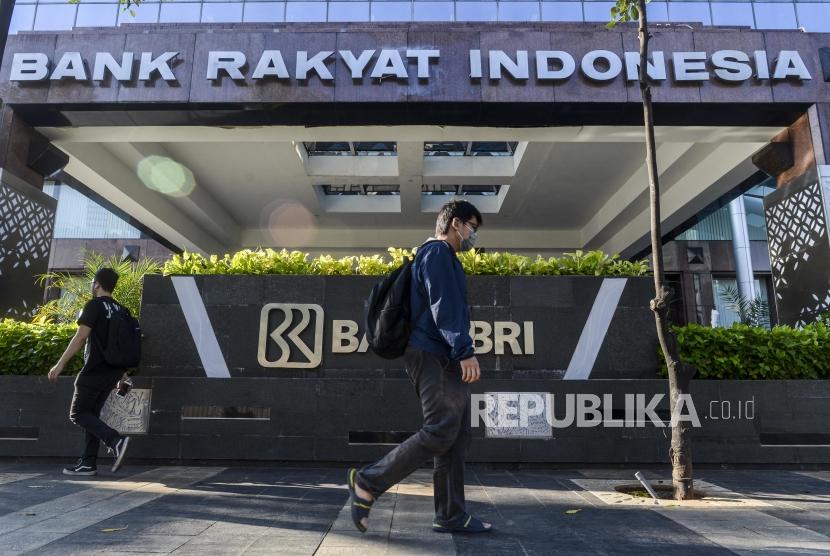  Penyaluran kredit perbankan mengalami peningkatan hingga Mei 2022, salah satunya segmen kredit pemilikan rumah (KPR). Tampak sejumlah karyawan melintas menggunakan masker di depan Gedung BRI 2, Sudirman, Jakarta.