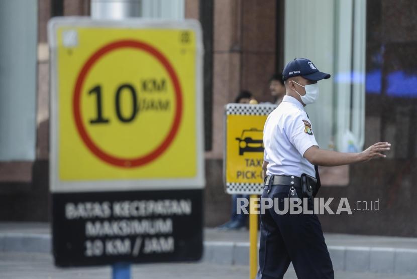 Petugas keamanan menggunakan masker saat beraktivitas di Gedung BRI 2, Sudirman, Jakarta, Kamis (23/1).