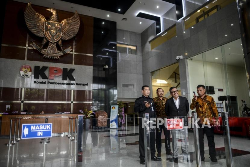 Sekjen PDIP Hasto Kristiyanto usai menjalani pemeriksaan di Gedung KPK, Jakarta, Jumat (24/1).