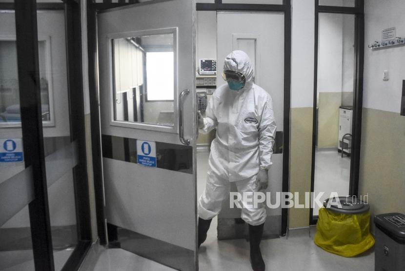 Perawat mengenakan pakaian alat pelindung diri (APD) berada di Ruang Isolasi Infeksi Khusus (RIIK) Rumah Sakit Hasan Sadikin (RSHS) Bandung, Jalan Pasteur, Kota Bandung, Jumat (24/1).(Abdan Syakura)