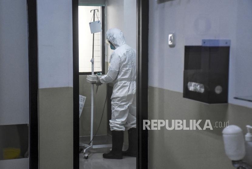 Perawat mengenakan pakaian alat pelindung diri (APD) berada di Ruang Isolasi Infeksi Khusus (RIIK) Rumah Sakit Hasan Sadikin (RSHS) Bandung (ilustasi)