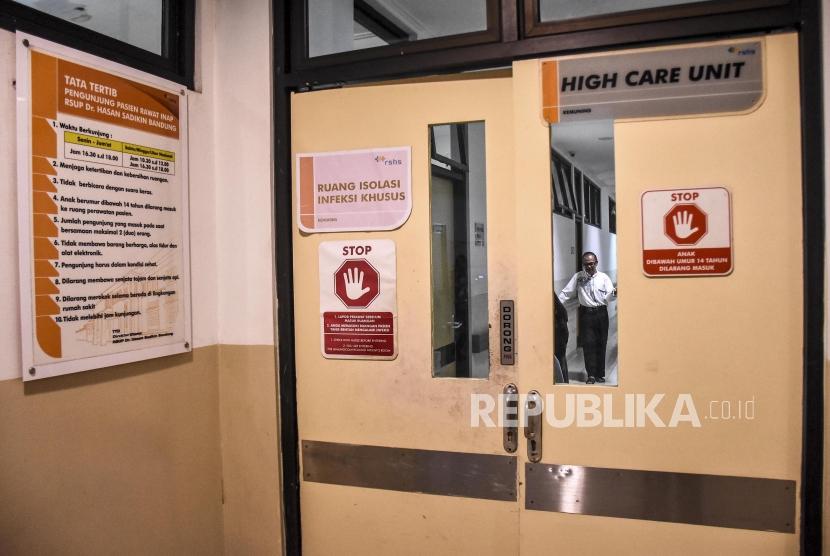 Perawat bersama pasien bearada di area Ruang Isolasi Infeksi Khusus (RIIK) Rumah Sakit Hasan Sadikin (RSHS) Bandung, Jalan Pasteur, Kota Bandung, Jumat (24/1).