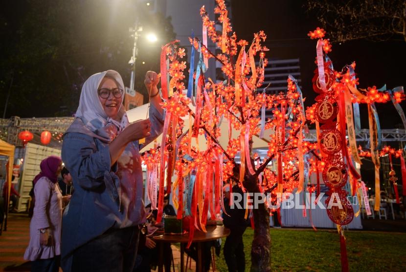 Pengunjung memadati area Thamrin 10 yang di hiasi dekorasi lampion dalam rangka merayakan Tahun Baru Imlek di Jakarta, Sabtu (25/1).