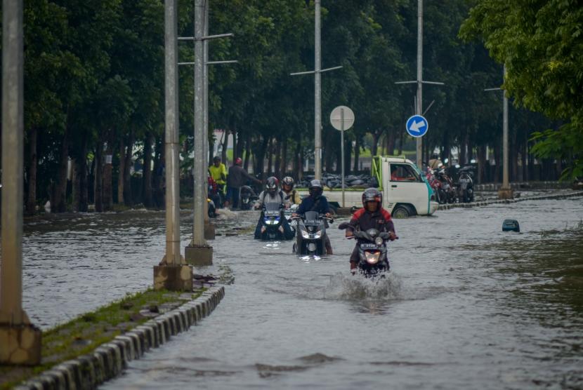 Hujan deras disertai angin yang melanda Kota Pekalongan dan Kabupaten Batang, Jawa Tengah, menyebabkan banjir (Foto: ilustrasi banjir Pekalongan)