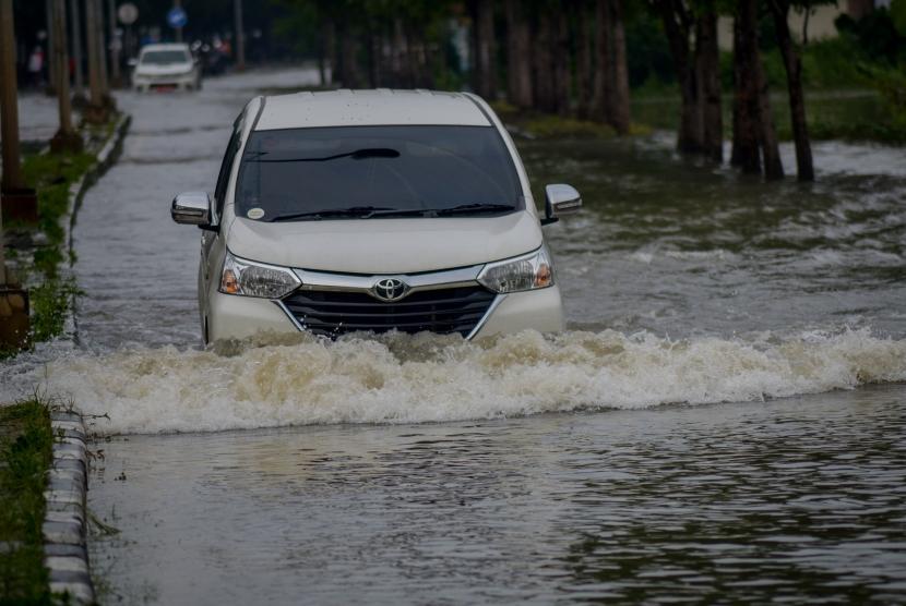 Pengendara dengan kendaraan menerjang banjir yang menggenangi Jalan Cimincrang, Gedebage, Bandung, Jawa Barat, Sabtu (25/1/2020).