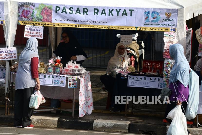 Stan pasar rakyat Baznas pada ajang Hari Bebas Kendaraan Bermotor (HBKB) di Jalan Pemuda, Rawamangun, Jakarta. (ilustrasi)