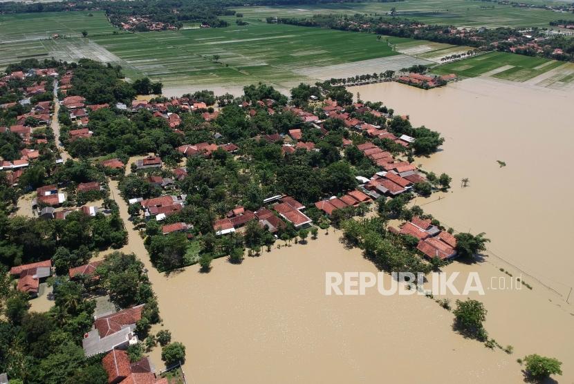 Foto udara kondisi banjir yang merendam Desa Gebangkerep, Sragi, Kabupaten Pekalongan, Jawa Tengah, Ahad (26/1/2020).