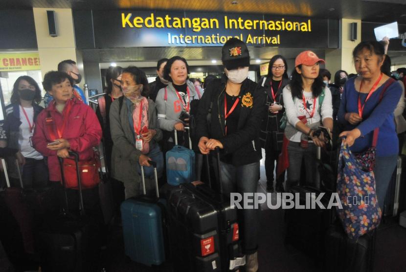 Sejumlah wisatawan asal China tiba di Bandara Internasional Minangkabau (BIM), Padangpariaman, Sumatera Barat, Ahad (26/1). Operator bandara di Indonesia yakni PT Angkasa Pura (AP) I dan II menyoroti turis asal Cina untuk mengantisipasi penyebaran virus korona baru dari Wuhan (2019-nCoV). 
