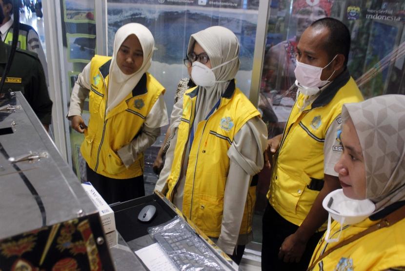 Petugas Karantina Kesehatan mengamati layar monitor alat pendeteksi suhu badan saat memeriksa sejumlah wisatawan asal China yang baru mendarat di bandara DEO Kota Sorong, Papua Barat