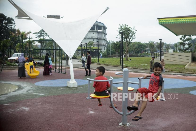 Anak-anak saat bermain di Alun-alun Kota Depok, Jawa Barat, Senin (27/1). Bermain terbukti efektif bagi perkembangan otak anak.