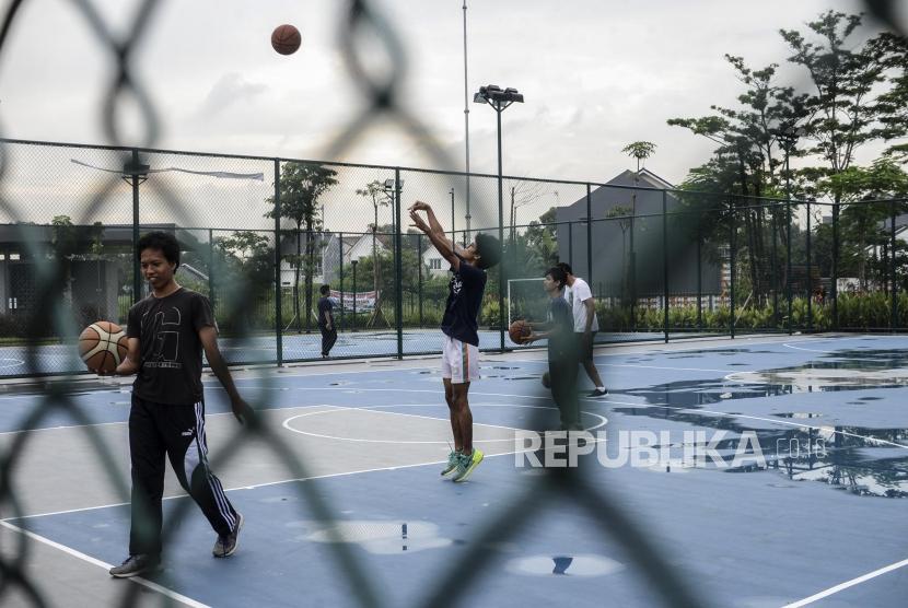 Sejumlah warga bermain basket di Alun-alun Kota Depok, Jawa Barat.