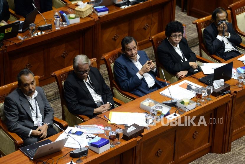 Ketua Dewan Pegawas KPK Tumpak Hatorangan Panggabean (tengah) bersama Anggota Dewas lainnya saat mengikuti Rapat Dengar Pendapat (RDP) dengan Komisi III DPR di Kompleks Parlemen, Jakarta, Senin (27/1).